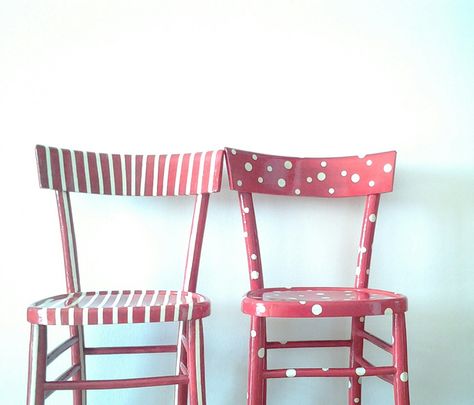 Stripes and polka dots chairs. http://elbichofeo.blogspot.com https://www.facebook.com/pages/Bicho-feo/382736388432736?ref=hl Painted Chairs Diy, Striped Dining Chairs, Dining Chair Makeover, Polka Dot Chair, Painted Chair, Furniture Handmade, Chair Makeover, Pink Chair, Painted Chairs