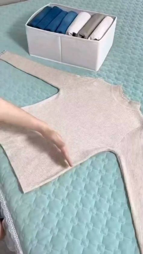 Instagram video by Bella's Brechó Online • Mar 30, 2024 at 2:54 AM Celana Jins Wanita, Folding Tips, Folding Hacks, Clothes Drawer Organization, Easy Diy Clothes, Diy Clothes Hacks, Packing Hacks Clothes, Clothes Closet Organization, Packing Clothes