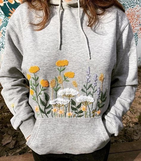 Embroidery Hoodie Ideas, Embroidered Hoodie Diy, Hoodie Embroidery Ideas, Hoodie Embroidery, Clothes Embroidery, Embroidery Clothing, Hoodie Diy, Cream Hoodie, Embroidery Tshirt