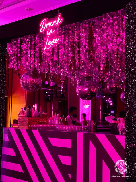 Club Style Birthday Party, 21st Birthday Club Theme, Pink Cocktail Bar, Nightclub Party Ideas, Night Club Theme Party Ideas, Neon Cocktail Party, Cocktail Party Decorations Night, Club Theme Party Ideas At Home, Club Theme Party Ideas