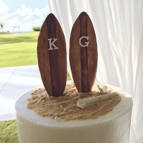 Pin for Later: 10 Cool Wedding Cake Toppers to Take Yours to the Next Level Surfs Up For a couple who's ready to hang ten together, these surfboard toppers are, like, totally sweet dude.  Source: Instagram user acakelife Surfboard Wedding, Surfboard Cake, Surfer Wedding, Surf Wedding, Surf Cake, Bbq Cake, Wedding Cake Fresh Flowers, Wedding Cake Prices, Surf Party