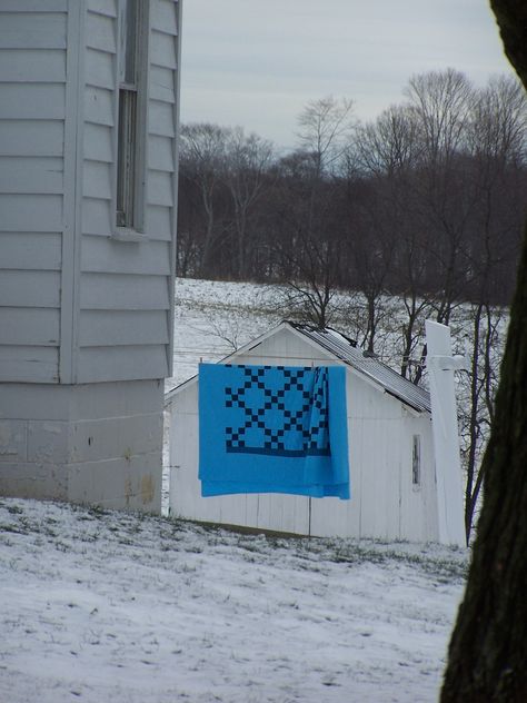 Amish quilt on washline Washing Line Applique, Amish Clothesline, Clothes On A Clothesline, Amish Clothes, Clothesline Pictures, Amish Clothing, Pennsylvania Amish Country, Clothes Lines, Amish Quilt