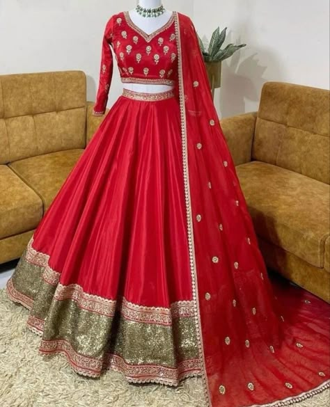 Red Colour Lehenga Simple, Modern Lehenga Designs, Wedding Dresses Garden, Wedding Dresses Fit, Latest Bridal Lehenga Designs, Dresses Couture, Simple Lehenga, Latest Bridal Lehenga, Short Frock