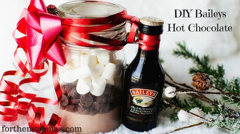 Baileys Hot Chocolate Recipe Perfect Holiday Gift + Free Printable Mini Baileys Bottle Gift, Baileys Hot Chocolate Gift, Diy Baileys, Baileys Hot Chocolate Recipe, Hot Chocolate Baileys, Baileys Hot Chocolate, Hot Chocolate Gift Basket, Alcohol Chocolate, Soup Gifts