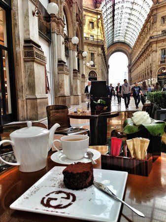 Restaurants In Milan, Milan Restaurants, Italy Travel Outfit, Italy Trip Planning, Milan Travel, Italy Vibes, Comer See, Italy Coffee, Galleria Vittorio Emanuele Ii