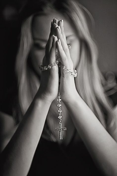 Rosary Photography, Praying Hands With Rosary, Prayer Hands, Hand Photography, Praying The Rosary, Holy Rosary, Hand Reference, Gods Hand, Praying Hands