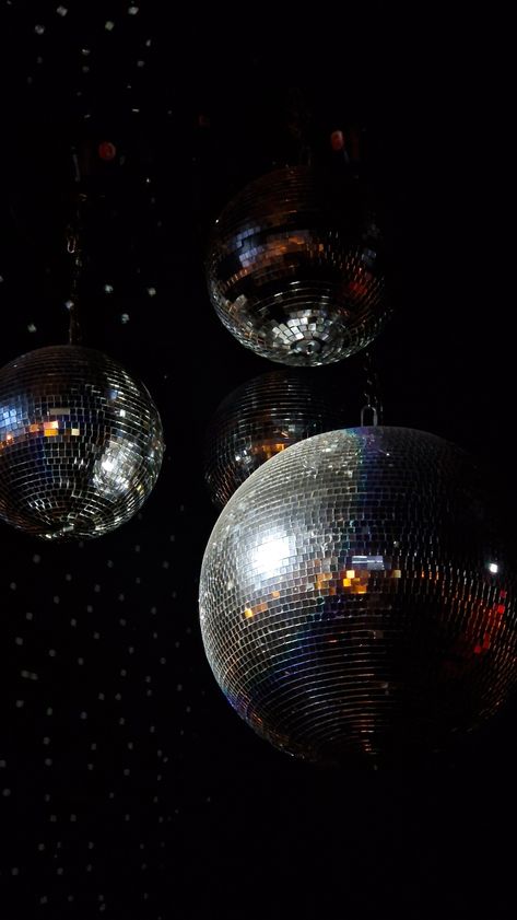 Black Party Background, Nye Backgrounds, Diy Disco Party Decorations, Champagne Theme Party, Disco Ball New Years Eve, Party Wallpaper, Fantasy Party, Instagram Branding Design, Retro Disco