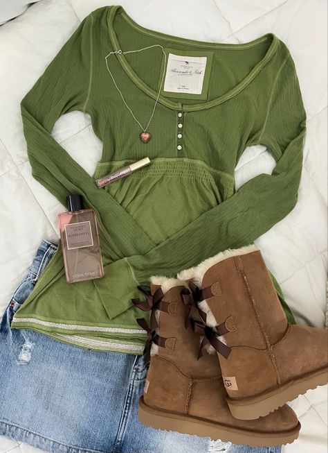 Uggs Coquette, Elena Gilbert Outfit, Wicked Premiere, Abercrombie Babydoll, Outfits Uggs, 2000s Abercrombie, Twilight Outfits, Outfit With Uggs, 2000s Outfit