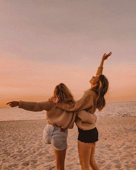 Sister Beach Pictures, Friend Beach Poses, Beach Foto, Beach Poses With Friends, Cute Beach Pictures, Sisters Photoshoot Poses, Sister Poses, Beach Instagram Pictures, Friendship Photoshoot