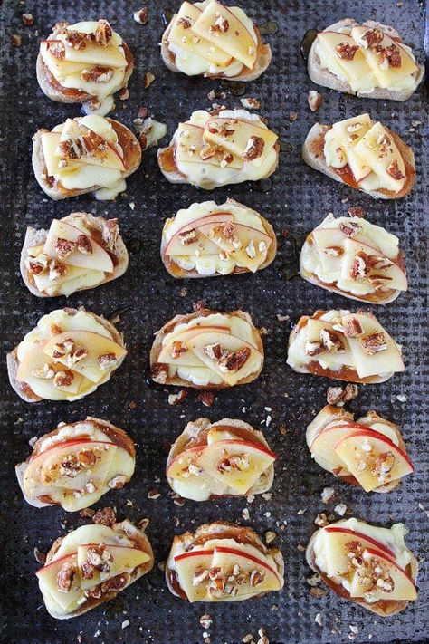 Baguette slices topped with apple butter, brie, apple slices, candied pecans, and honey. This easy appetizer is perfect for holiday parties! Appetizers Brie, Apple Brie, Apple And Honey, Crostini Appetizers, Crostini Recipes, Holiday Party Foods, Appetizer Bites, Holiday Menus, Thanksgiving Appetizers