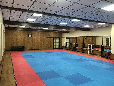 Taekwondo Studio, Dojang Design, Karate Gym, Dojo Decor, Gym Layout, Dojo Design, Dojo Ideas, Gym Design Interior, Studio Theater