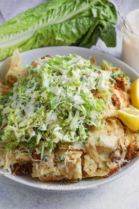 Chicken Caesar Salad Nachos Chicken Caesar Salad Nachos, Chicken Caesar Nachos, Easy Summer Chicken Dinners, Nachos Ideas, Chili Nachos Recipe, Salad Nachos, Classic Nachos, Recipe Tortilla, Dinner Ingredients