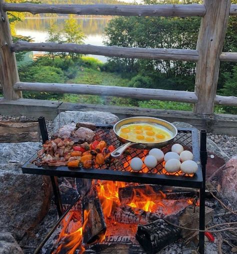 Wilderness Living, 1000 Lifehacks, Open Fire Cooking, Hiking Food, Fire Food, Camping Photography, Camping Aesthetic, Bushcraft Camping, Campfire Food