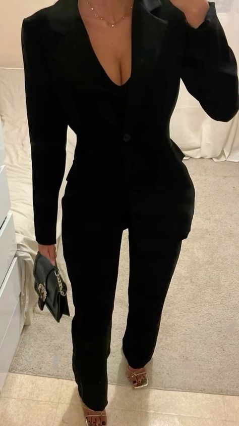 Ootd Classe, Blazer Outfit Elegant, Full Black Outfit, Court Outfit, Trendy Date Night Outfit, Cute Professional Outfits, Date Night Outfit Ideas, Night Outfit Ideas, Blog Image