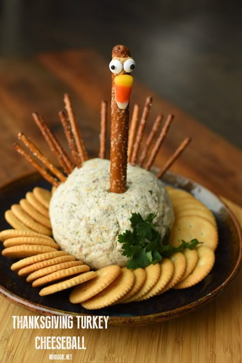 A savory bacon cheddar ranch cheeseball, dressed up for Thanksgiving! Served with crackers, it's the perfect appetizer for Turkey Day! Thanksgiving Easy Recipes, Turkey Cheeseball, Fall Charcuterie Board Ideas, Turkey Cheese Ball, Thanksgiving Appetizer, Arabic Tattoo Quotes For Women, Chocolate Dipped Fruit, Thanksgiving Appetizer Recipes, Mini Bagels