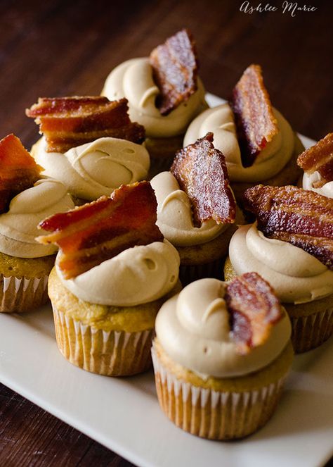 Maple Bacon Cupcakes, Bacon Desserts, Bacon Cupcakes, Torte Cupcake, Candied Bacon, Maple Bacon, Think Food, Yummy Cupcakes, Savoury Cake