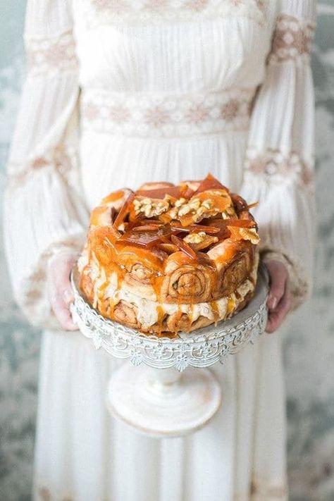 Decorated cakes Cinnamon Rolls At Wedding, Breakfast Wedding Cake, Cinnamon Roll Wedding Cake, Cinnamon Roll Wedding, Brunch Cakes, Food Cinnamon Rolls, Fall Brunch Wedding, Brunch Wedding Food, Creepy Wedding