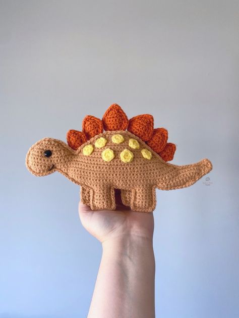 Crochet Stegosaurus, Crochet Phone Cover, Crochet Dinosaur Patterns, Foundation Single Crochet, Denim Crafts Diy, Crochet Dinosaur, Easter Crochet Patterns, Dinosaur Crafts, Crochet Baby Toys