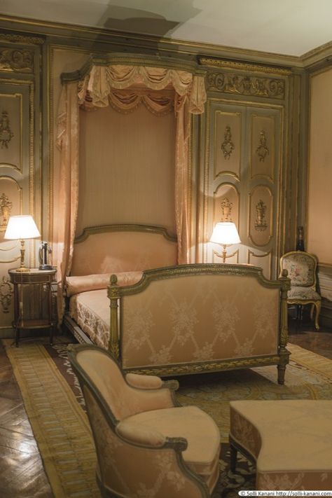 Regency Bedroom English, French Chateau Interiors Bedrooms, Dior Bedroom, French Chateau Bedroom, Georgian Bedroom, Chateau Bedroom, Regency Bedroom, Regency Interior, Mansion Bedroom