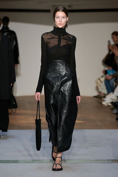 Mame Kurogouchi Spring 2024 Ready-to-Wear Fashion Show | Vogue Vogue Aesthetic, Mame Kurogouchi, Feminine Minimalist, Black Wardrobe, Fashion Couture, Walk This Way, Leather Outfit, Outfit Inspo Fall, Spring 2024