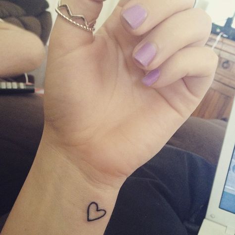 I want these on my wrist. One for each child. Tattoo Sonne, Simple Wrist Tattoos, Heart Tattoo Wrist, Tattoo Heart, Bohol, Tattoos For Daughters, Sister Tattoos, Trendy Tattoos, Foot Tattoos