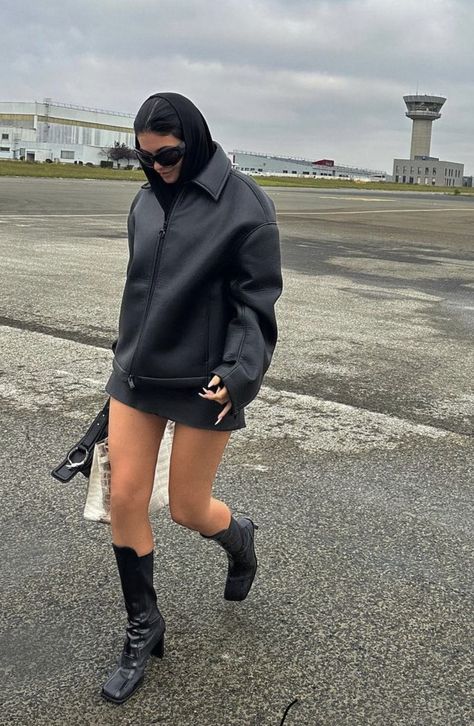 Kylie Casual Outfits, Kylie Jenner Outfits Summer, Kylie Jenner Fall Outfits, Kylie Jenner Style 2024, Kylie Jenner Winter Outfits, Kylie Style, Kylie Jenner Outfits 2024, Kylie Jenner Style Outfits, Dark Denim Outfit