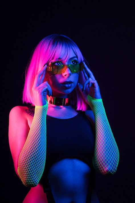 Vapor Wave Aesthetic Outfits, Vaporwave Photography, Rave Photoshoot, Cyberpunk Model, Vapour Wave, Dj Photoshoot, Cyberpunk Photography, Uv Photography, Synthwave Fashion