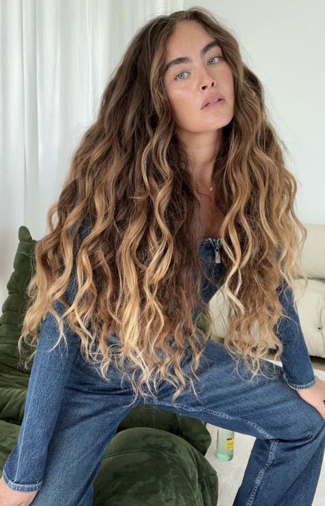 Boho Hair Color, Beachy Curly Hair, Wavy Balayage Hair, Blonde Highlights On Dark Hair Curly, Ombré Curly Hair, Balayage Wavy Hair, Curly Balayage Hair, Brown Curls, Colored Curly Hair