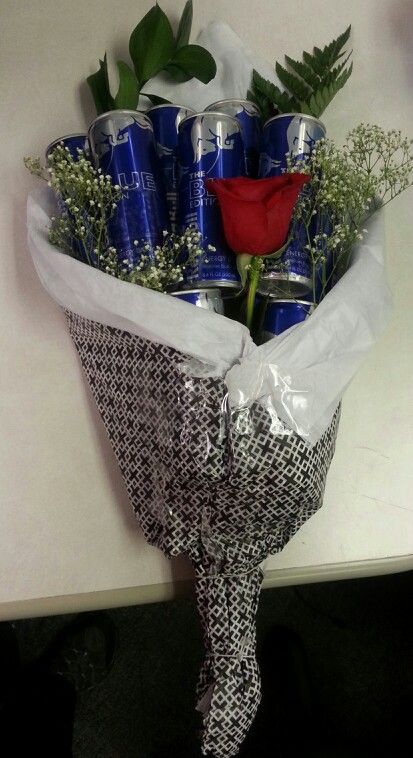 Broquet For Men, Redbull Birthday Gifts, Redbull Gift Basket Ideas, Red Bull Bouquet, Redbull Bouquet, Energy Drink Gift Ideas, Red Bull Gift Ideas, Red Bull Gift, Red Bull Aesthetic