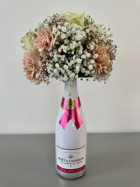 Champagne Bouquet Gift, Flower Champagne Gift, Wine With Flowers Gift, Champagne Bottle With Flowers, Unique Bouquet Ideas Gift, Flower Bottle Bouquet, Alcohol Flower Bouquet, Champagne Flowers Bouquet, Wine Bottle Bouquet Diy