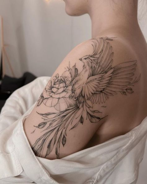 Fenix ✨ | Instagram Fish Back Tattoo, Koi Fish Back Tattoo, Back Tattoo Designs For Women, Tattoo Brazo Mujer, Phoenix Tattoo Sleeve, Phoenix Back Tattoo, Back Tattoo Designs, Phoenix Tattoo Feminine, Phönix Tattoo