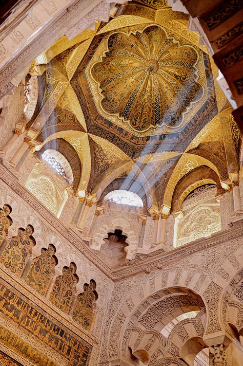 I wanted to tell you about the monument whose visit impressed me the most and whose architecture left me speechless. It is the Mosque Cathedral of Cordoba, a city in southern Spain, in the province of Andalusia. If you can visit it, don't miss the chance. In the meantime, here are some pictures that, although beautiful, do not do justice to the monument at all, and are a must-see. Mosque Of Cordoba, Great Mosque Of Córdoba, Moorish Architecture, Spain Aesthetic, Cordoba Spain, Mosque Architecture, Al Andalus, Architecture Images, Palau