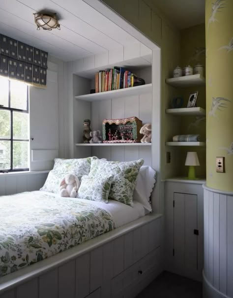 Closet Seating Ideas, Closet Around Bed, Closet Seating, Conservatory Bedroom, Kids Bedroom Space, Stylish Kids Bedroom, Cheap Renovations, Bunk Room Ideas, Country Cottage Interiors