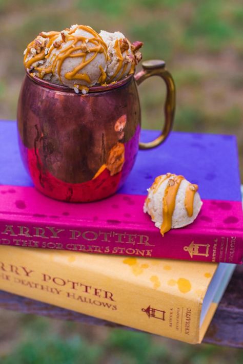 20+ Harry Potter Butterbeer Recipes - Comic Con Family Recipes Harry Potter, Boozy Butterbeer, Butterbeer Pancakes, Vegan Butterbeer, Butterbeer Cookies, Harry Potter Recipes, Butter Beer Recipe Harry Potter, Butterbeer Fudge, Butterbeer Cupcakes