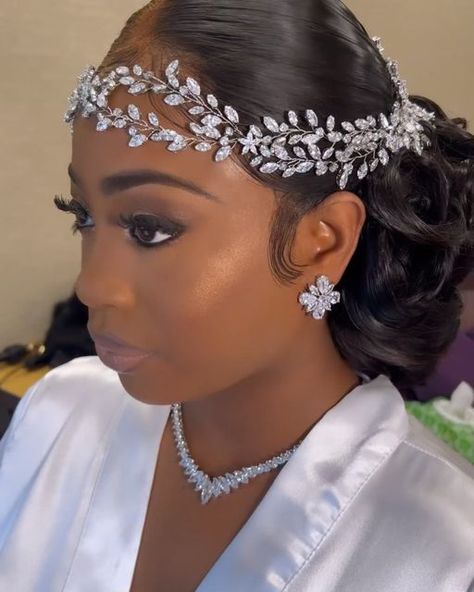 Wedding Tiara Black Women, Bride Accessories Hair, Hair Accessories For Wedding The Bride, Bridal Hair Band, Brides Jewelry Ideas, Bride Jewelry Ideas, Black Bridal Hairstyles, Afro Wedding Hairstyles, Black Brides Hairstyles