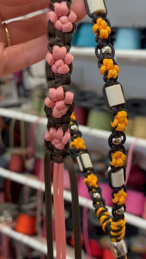 Dog Boutique Ideas, Paracord Wrap Handle, Boho Dog Collar, Paracord Projects Diy, Paracord Necklace, Collar Macrame, Paracord Bracelet Tutorial, Paracord Braids, Diy Bracelets With String