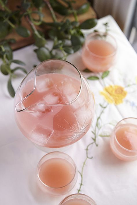 Paloma Punch, Grapefruit Paloma Recipe, Mint Syrup Recipe, Drinking Woman, Paloma Recipe, Pitcher Cocktails, Non Alcoholic Punch, Grapefruit Cocktail, Cocktail Pitcher