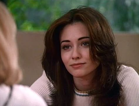 Brenda Walsh Hair, Mila Kunis Hair, Shannon Doherty, Brenda Walsh, Shannen Doherty, Girl With Brown Hair, Smallville, Hair Inspo Color, Medium Hair Cuts