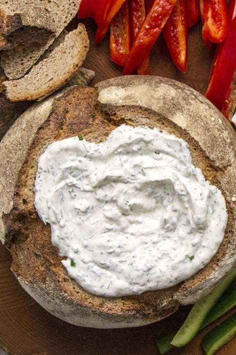 This quick and easy 40-minute rye bread dip recipe is the ultimate appetizer recipe meets tailgate food.#appetizers #appetizerrecipes #diprecipes #tailgatefood #tailgaterecipes #superbowlappetizers Rye Dip Recipe, Rye Boat Dip, Rye Boat Dip Recipe, Rye Bread Dip, Bread Dips Recipes, Dill Dip Recipes, Dips Sweet, Dip Recipes Appetizers, German Bread