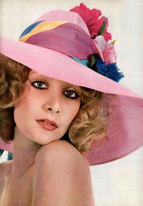 1970s hat fashion. 70s Hats Women, 1975 Fashion, 70s Hats, 1970s Vogue, 1970s Glam, Dapper Day Outfits, 1970 Fashion, Romantic Fashion, 70 Fashion