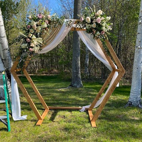 beautiful hexagon wedding arbor diy build plans Small Cabin Loft, Hexagon Arbor, Diy Wedding Arbor, Loft Diy, Backyard Trellis, Diy Arbour, Wedding Arbors, Hexagon Wedding, Cabin Loft