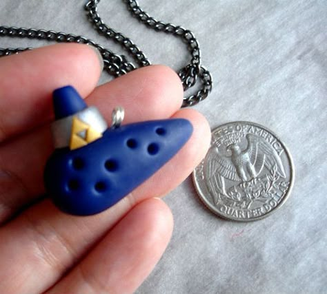 Diy Zelda Crafts, Clay Ocarina, Zelda Diy, Sculpey Ideas, Polymer Clay Kunst, Time Necklace, Zelda Ocarina Of Time, Geeky Craft, Clay Things