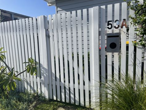 White Fence Ideas, Decorative Fence Ideas, White Wooden Fence, Garden Zones, Boundary Fence, Arbor Gate, Hamptons House Exterior, Gabion Fence, House Fence