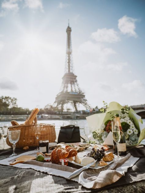 Paris Picnic, Parisian Picnic, Paris Honeymoon, Aesthetic Picnic, Paris Dream, Luxembourg Gardens, Picnic Spot, Palace Of Versailles, Cool Cafe