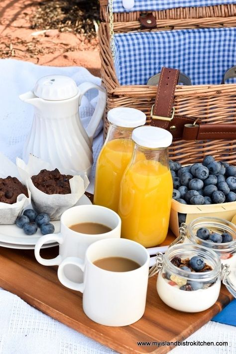 Beach Picnic Breakfast, Cooking On The Beach, Picnic For Two Ideas, Breakfast Picnic Ideas Mornings, Beach Breakfast Ideas, Picnic On The Beach Ideas, Beachy Breakfast, Picnic Breakfast Ideas, Beach Brunch Picnic