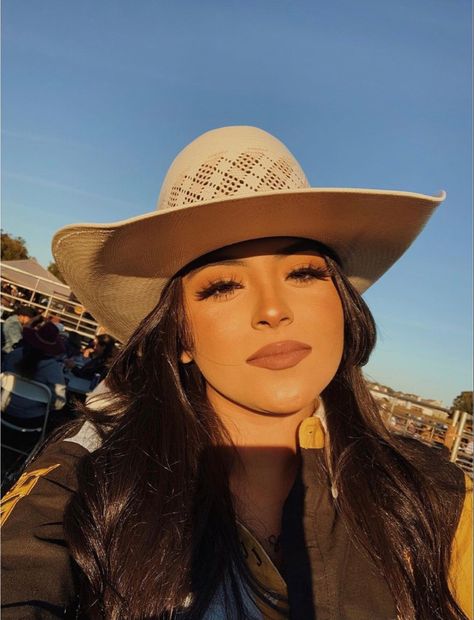 Jaripeo Makeup Looks, Jaripeo Makeup, Makeup Ideas Mexican, Rodeo Makeup, Vaquera Makeup Looks, Country Makeup Ideas, Western Makeup Looks Country, Rodeo Makeup Ideas, Cowgirl Makeup Ideas