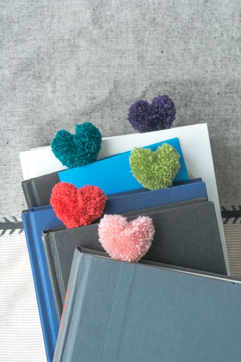 Heart Pom Pom, Marque-pages Au Crochet, Valentines Bookmarks, Valentines Bricolage, Pom Pom Crafts, Valentine Projects, Diy Bookmarks, Cadeau Diy, Diy Valentines Gifts