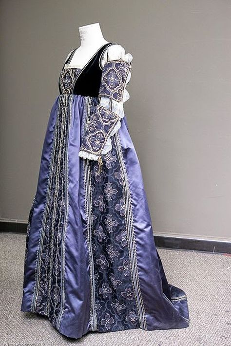 Eat, Sleep, Write, Sew: Italian Renaissance Dress Gaun Abad Pertengahan, Medieval Gown, The Borgias, Fest Outfits, Medieval Costume, Period Outfit, Mia 3, Medieval Dress, Medieval Clothing