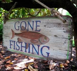 Gone Fishing, DIY Vintage style Sign - Scavenger Chic Gone Fishing Sign, Fish Background, Fishing Poles, Painted Fish, Black Chalk Paint, Furniture Painting Techniques, Fishing Signs, Bass Fish, Wood Fish