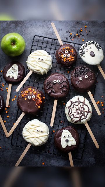 Spider Recipe, Lunch Box Treats, Caramel Apples Halloween, Caramel Apple Pops, Halloween Lunch Box, Autumn Baking, Halloween Apples, Halloween Lunch, Paddle Pop